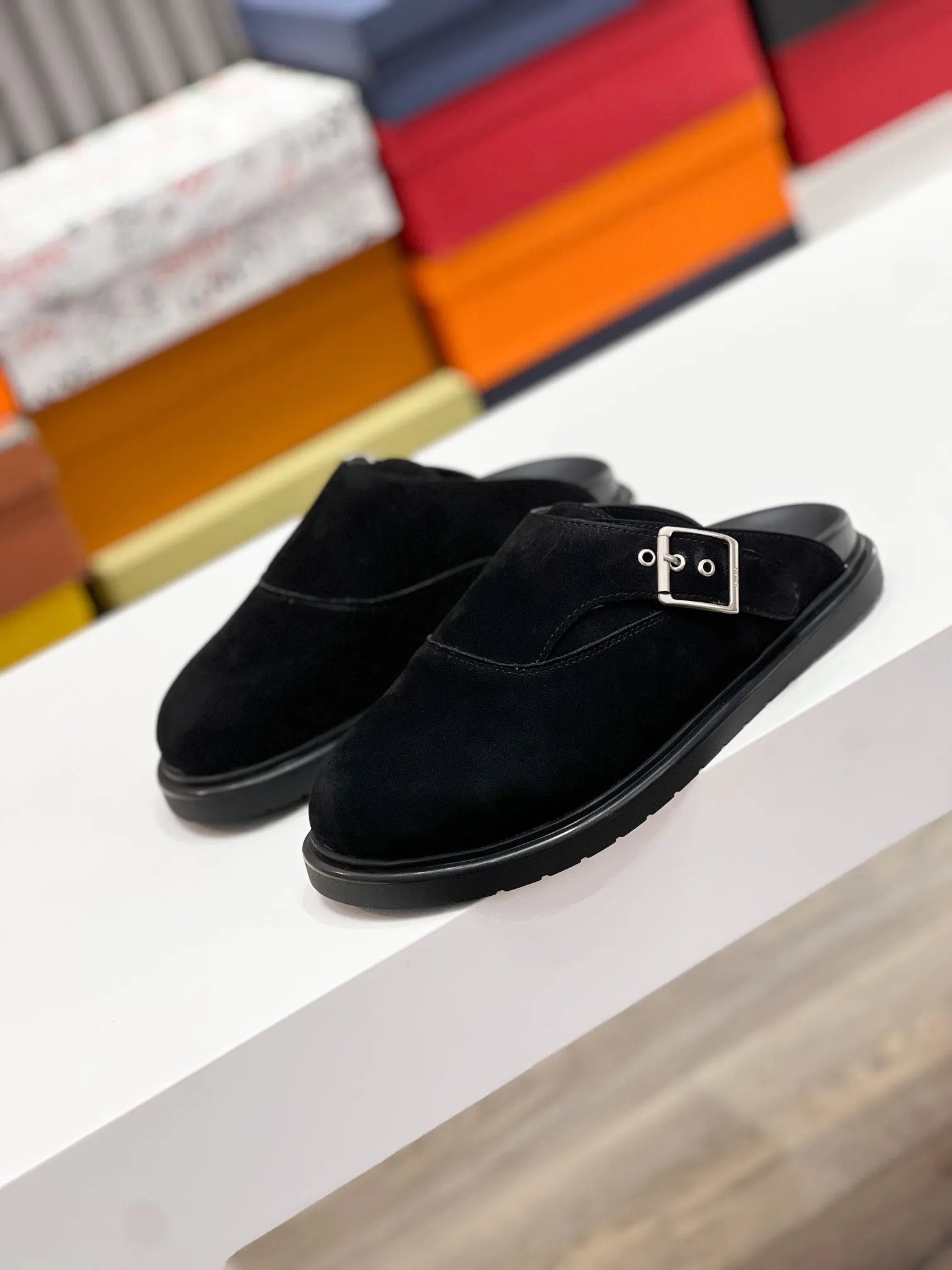 P380 [DIOR] Size 39-44 (38.45 custom-made) 2025ss Dior’s latest men’s slippers are a must-have. Dior Alias ​​Men's Genuine Leather Slippers This summer new Alias ​​sandal embodies a casual and elegant style. Carefully crafted from grained cow leather and Oblique printed fabric, with cowhide lining! Cross-strap design with metal-clad brass CD Diamond logo. The imported cowhide leather and rubber sole adds sophistication and comfort, while Oblique print-effect anti-slip panels add style. No. 012